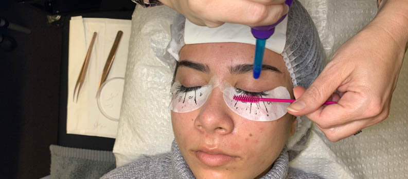 Client having silk eyelash extensions applied